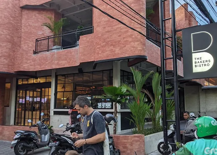 Bagus - Near & Trendy Shops, Restaurants, Cafes Villa