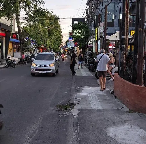 Bagus - Near & Trendy Shops, Restaurants, Cafes *