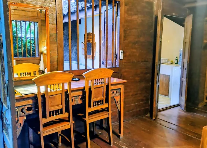 Bagus - Near & Trendy Shops, Restaurants, Cafes *