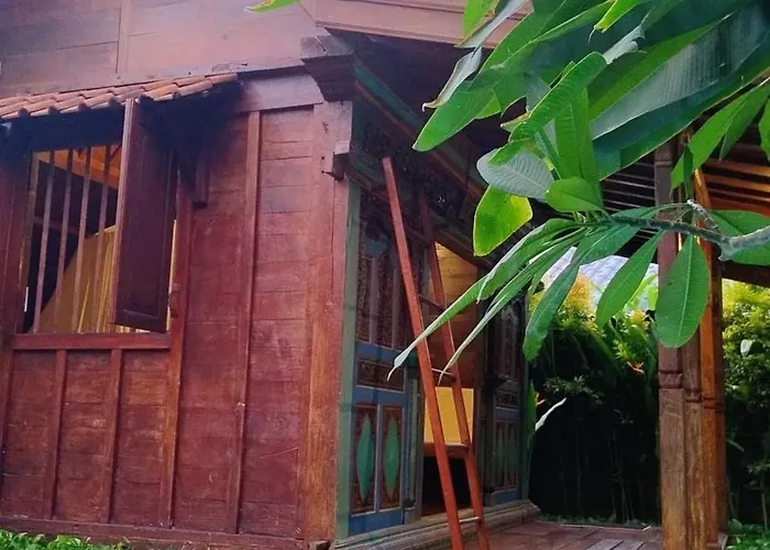 Bagus - Near & Trendy Shops, Restaurants, Cafes Villa